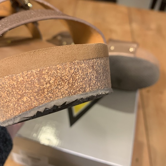 Volatile Biloxi Bronze Size 8 Sandals Foam Over Cork Sole Brass Nailhead GUC - Picture 11 of 15